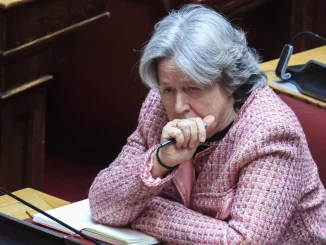 Αθηνά Λινού: Δεν παραδίδει την έδρα και κατηγορεί τον Κασσελάκη – Τι απαντά η Κουμουνδούρου