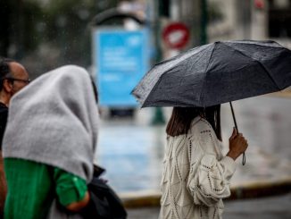 Καιρός: “Βουτιά” της θερμοκρασίας με βροχές και καταιγίδες – Άνεμοι ακόμα και 9 μποφόρ
