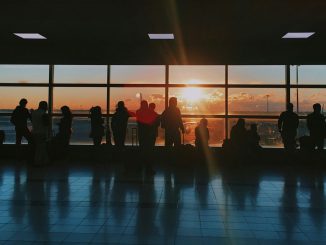 «Θα επιστρέφατε στην Ελλάδα;» – 4 Νομικοί που εργάζονται στο εξωτερικό απαντούν – Έρευνα του Ινστιτούτου ΕΝΑ, αποκαλύπτει ότι μεταξύ 2010 και 2022 είχαμε ΤΕΡΑΣΤΙΟ BRAIN DRAIN συνολικά 1.079.992 νέων