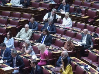 Προς την διάλυση – Με 31 βουλευτές έμεινε η κοινοβουλευτική ομάδα του ΣΥΡΙΖΑ