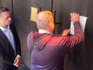 Ξέφυγε ο δήμαρχος από το στρίμωγμα