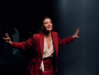 Η παράσταση «Linda» της Penelope Skinner στο Επί Κολωνώ