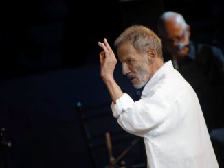 Ο Σταύρος Ξαρχάκος υποδέχεται το 2025 στο ιστορικό Θέατρο ΑΠΟΛΛΩΝ με τη νέα γενιά στο πλευρό του