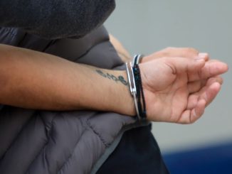 Πάρτι με ναρκωτικά στα νότια προάστια – Συνελήφθησαν 10 άτομα σε βίλα με φρουρούς αστυνομικούς – Γνωστή dj η διοργανώτρια