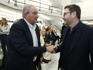 Θερμή συνάντηση Κώστα Καραμανλή και Νίκου Ανδρουλάκη στο ΣΕΦ…