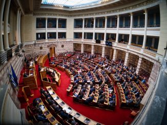 Πολιτικές κόντρες συνεχίζουν να πυροδοτούν οι σοκαριστικές αποκαλύψεις για την κακοποίηση της οικογένειας αστυνομικού της Βουλής