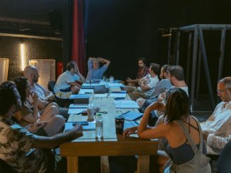 «MERDE!»: Μια παράσταση που διακωμωδεί τα «κακώς κείμενα» του ελληνικού θεάτρου