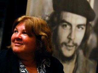 Εκπαιδευτικοί σε ΕΔΕ έπειτα από παρέμβαση της Νέας Δημοκρατίας επειδή κάλεσαν την κόρη του Τσε Γκεβάρα