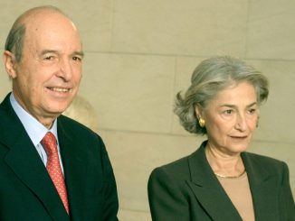 Η σύζυγος του Κώστα Σημίτη, Δάφνη αποποιείται τη σύνταξη και τα προνόμιά του