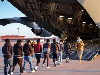 Εικόνες ντροπής – Αλυσοδεμένοι μετανάστες έφυγαν με στρατιωτικό αεροσκάφος από τις ΗΠΑ