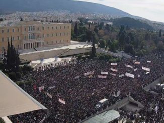 Λαοθάλασσα  στο Σύνταγμα διαδηλώνει «όχι στη συγκάλυψη»