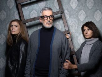 «Η Ράβδος» του Μαρκ Ρέιβενχιλ επιστρέφει με νέα διανομή στο Θέατρο της Οδού Κυκλάδων