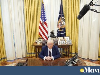 «Πίσω στο πλαστικό»: ο Τραμπ επαναφέρει τα πλαστικά καλαμάκια με νέο εκτελεστικό διάταγμα