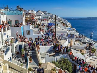Συναγερμός στο «νησί – κόσμημα» – Πώς μεταδίδουν τα διεθνή ΜΜΕ τη σεισμική ακολουθία σε Σαντορίνη και Κυκλάδες
