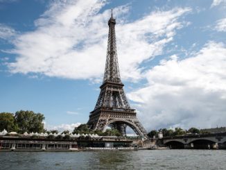 Γαλλία: Εκατοντάδες μετανάστες απομακρύνθηκαν από θέατρο του Παρισιού που είχαν κάνει κατάληψη εδώ και μήνες