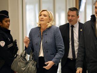 Γαλλία: Σε στέρηση των πολιτικών της δικαιωμάτων με άμεση ισχύ καταδικάστηκε η Μαρίν Λεπέν