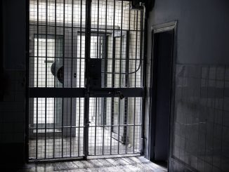 Κακουργηματική δίωξη στον 55χρονο που περιέλουσε την 37χρονη σύζυγό του με εύφλεκτο υγρό