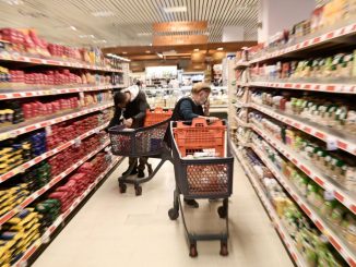 ΤΑ ΣΟΥΠΕΡ ΜΑΡΚΕΤ «ΞΕΚΟΚΚΑΛΙΖΟΥΝ» ΤΑ ΝΟΙΚΟΚΥΡΙΑ