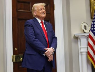 Επιμένει ο Τραμπ για τη διεκδίκηση τρίτης θητείας – «Πολύς κόσμος θέλει να το κάνω»