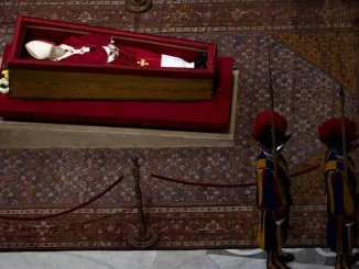 61.000 πιστοί απέτισαν φόρο τιμής στον Πάπα Φραγκίσκο μέχρι το μεσημέρι – Πενήντα αρχηγοί κρατών θα είναι παρόντες στην κηδεία