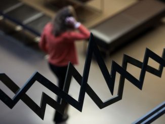 Βουτιά στα χρηματιστήρια μετά την επίθεση με τους δασμούς στο εμπόριο που εξαπέλυσε ο Τραμπ