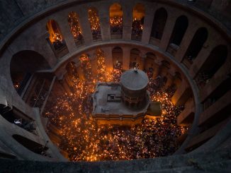 Αναχώρησε το κυβερνητικό αεροσκάφος το οποίο θα μεταφέρει από τα Ιεροσόλυμα το Άγιο Φως