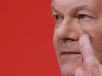 Γερμανία: Η τελετή του “Μεγάλου Αποχαιρετισμού” για τον απερχόμενο καγκελάριο Όλαφ Σολτς