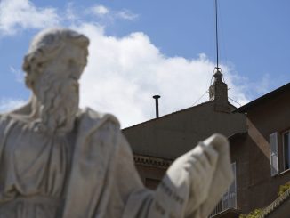 Κονκλάβιο: Τα βλέμματα στην καπνοδόχο εν αναμονή της τέταρτης ψηφοφορίας για εκλογή Πάπα