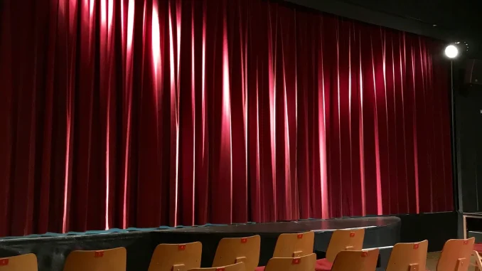 auditorium-3079906_1280.webp.webp.webp