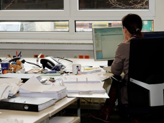 ΔΟΕ : Η τεχνητή νοημοσύνη απειλεί περισσότερο την εργασία των γυναικών, παρά των ανδρών