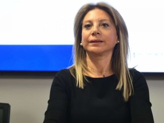 Μαρία Καρυστιανού: “Οι Συνταγματολόγοι της χώρας, αλλά και η Ένωση Δικαστών και Εισαγγελέων και οι Δικηγορικοί Σύλλογοι, ΚΑΛΟΥΝΤΑΙ να πάρουν υπεύθυνη θέση έναντι των Θεσμών που καταπατούνται και των πολιτών που εξαπατώνται”