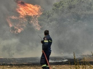 Πυρκαγιά στα Βίλια Αττικής – Καίει δασική έκταση