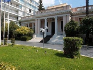 ΣΤΟ ΙΔΙΟ ΕΡΓΟ ΘΕΑΤΕΣ ΔΙΑΧΡΟΝΙΚΑ ΜΕ ΤΙΣ ΤΡΟΠΟΛΟΓΙΕΣ ΓΙΑ ΤΟΥΣ ΠΟΛΙΤΙΚΟΥΣ  