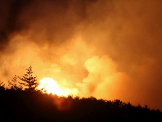 Μαίνεται η μεγάλη φωτιά στη Θάσο