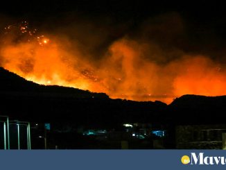 Ανεξέλεγκτη φωτιά στην Ιεράπετρα – Σκληρή μάχη για το πευκοδάσος στη Χαλκιδική