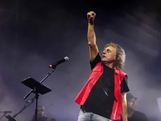 Ο Βασίλης Παπακωνσταντίνου ολοκληρώνει την περιοδεία του στο Θέατρο Βράχων