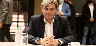 Ο ΦΑΡΑΝΤΟΥΡΗΣ ΠΗΡΕ ΤΟ ΟΠΛΟ ΤΟΥ ΚΑΙ ΣΕΡΝΕΙ ΠΡΩΤΟΣ ΤΟΝ ΧΩΡΟ ΤΗΣ ΔΙΑΛΥΣΗΣ