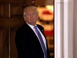 Τραμπ: Απειλεί να πάει τη WSJ στα δικαστήρια εξαιτίας άρθρου της που του αποδίδει επιστολή στον Έπσταϊν