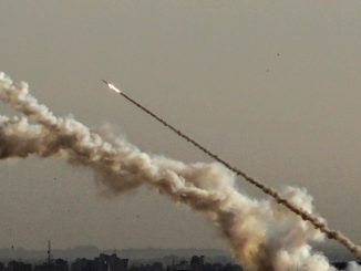 Εμπορικό πλοίο που υπέστη επιθέσεις ανοικτά της Υεμένης εγκαταλείφθηκε από το πλήρωμά του