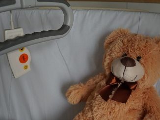 Πατέρας έκανε όπισθεν για να παρκάρει και σκότωσε τη δίχρονη κόρη