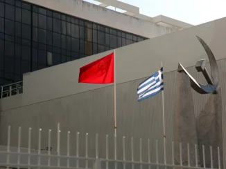 «​Τα παζάρια σε απευθείας μετάδοση ανάμεσα στους υπαίτιους για το πολεμικό σφαγείο στην Ουκρανία, δεν προμηνύουν τίποτα θετικό για τους λαούς, ούτε έχουν στο επίκεντρό τους την “ειρήνευση” και το “τέλος της αιματοχυσίας”, όπως προκλητικά παρουσιάζεται, αλλά τη μοιρασιά των εδαφών, τις “εγγυήσεις ασφαλείας” -δηλαδή το πώς θα κατασταλάξει ο πολιτικό-στρατιωτικός συσχετισμός ανάμεσα στις ΝΑΤΟϊκές και ρωσικές δυνάμεις στα ουκρανικά εδάφη- τις μπίζνες των μεγάλων μονοπωλιακών ομίλων και τα εξοπλιστικά πακέτα», αναφέρει το ΚΚΕ.
