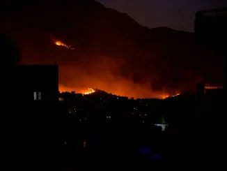 «Ψηνόμαστε ζωντανοί» – Οι πυρκαγιές στην Ευρώπη πλήττουν τουριστικούς προορισμούς και δάση