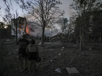 Μεγάλη φωτιά στην Κερατέα – Κάηκαν σπίτια, μπαράζ από μηνύματα του 112 για εκκενώσεις οικισμών