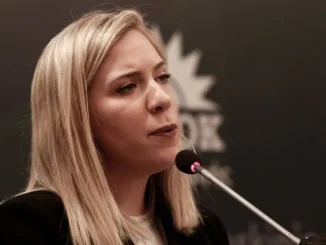 Ρ. Μπέη κατά Κ. Μπακογιάννη: Βρωμάει και ζέχνει ο λαϊκισμός σας, όχι η Αθήνα