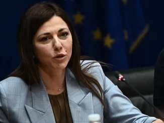 Σοφία Ζαχαράκη: Εξοπλίζουμε με 10.000 απινιδωτές τα σχολεία