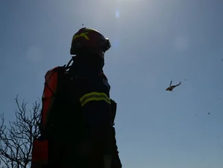 Χωρίς ενεργό μέτωπο βρίσκεται πλέον η φωτιά στην Βάλια Κάλντα, η οποία έκαιγε σε αλπική ζώνη με χαμηλή βλάστηση και σε πολύ δύσβατο σημείο, καταστρέφοντας περίπου 10 στέμματα.