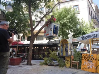 Πτώση δέντρου στην Ερμού λόγω των ισχυρών ανέμων