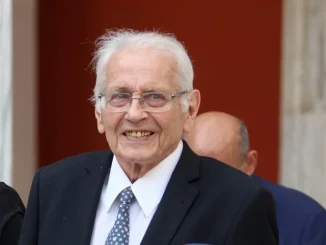 Την Τετάρτη στις 12.00 στον Ιερό Ναό Αγίων Θεοδώρων του Α’ Νεκροταφείου Αθηνών θα ψαλεί η νεκρώσιμος ακολουθία για τον Δημήτρη Κωνσταντάρα, που έφυγε από τη ζωή σε ηλικία 79 ετών.