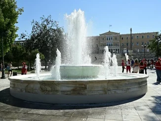 Σε λειτουργία και πάλι το συντριβάνι στην πλ. Συντάγματος – Η πρώτη συντήρηση μετά από 153 χρόνια