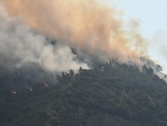 Δύσκολες οι πυρομετεωρολογικές συνθήκες – Το φαινόμενο Hot, Dry, Windy επιδεινώνει την κατάσταση